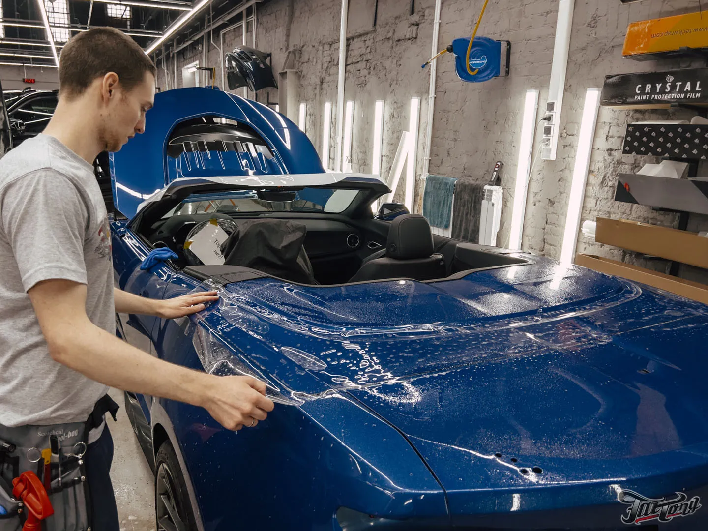 Доработали новый Chevrolet Camaro ZL1: перекрасили бампера, заламинировали карбоном спойлер, оклеили авто полиуретаном, окрасили суппорта и шильдики